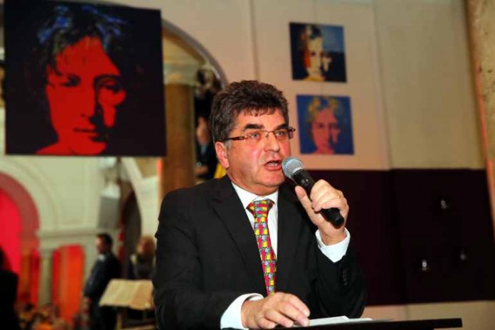 Honorarkonsul Imrich Donath bei der Ausstellung Pop meets Pop