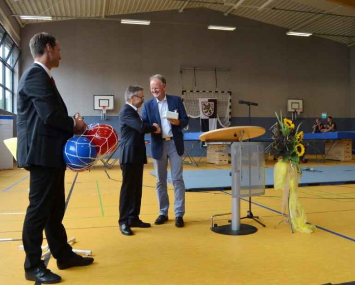Eine Schlüsselübergabe mit Symbolkraft! Oberbürgermeister Hans-Dieter Schlimmer (rechts), BBS-Schulleiter Ernst Gamber (mitte) und Michael Götz, Werkleiter des Gebäudemanagements Landau