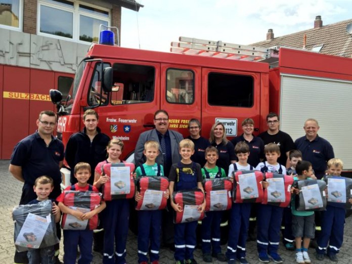 Ortsvorsteher Frank Eberhardt hat 13 Kindersitze an die Feuerwehr gespendet