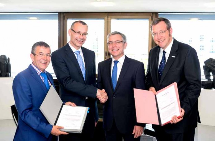 Von links: Peter Mülbaier, Geschäftsführer fibernet.rn Bernhard Palm, Geschäftsführer NetCom BW GmbH Landrat Stefan Dallinger Dr. Christoph Müller, Vorsitzender der Geschäftsführung, Netze BW GmbH