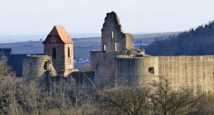 Inmitten der Neuleininger Burgmauern bestimmt in den nächsten 5 Tagen das Burg- und Weinfest das Geschehen