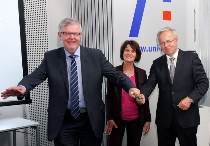 Professor Dieter Rombach, Wissenschaftsministerin Vera Reiß und Professor Helmut J. Schmidt (v.l.n.r.) bei der Staffelübergabe