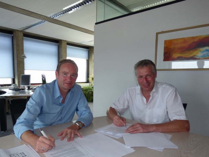 Baudezernent Peter Kiefer (rechts) und Hans Sachs unterzeichnen die Verträge für die Unterbringung von Asylsuchenden in der Alten Post