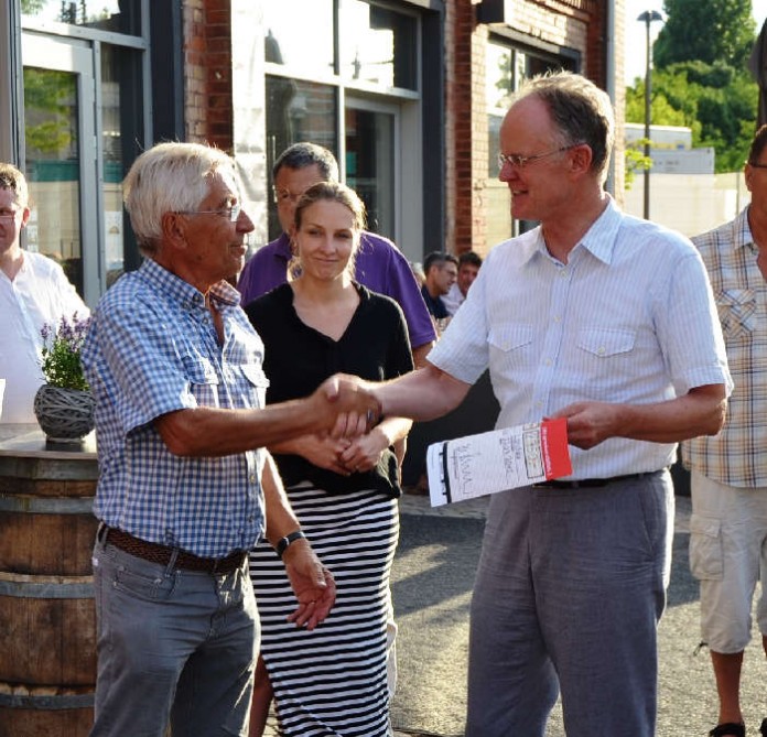 Oberbürgermeister Hans-Dieter Schlimmer (rechts) übergibt seinem Vorgänger und Vorsitzenden des Freundeskreises der Landesgartenschau einen Scheck über 2.750 Euro. In der Mitte Christine Ludt, Geschäftsführerin Vinothek "Par Terre"