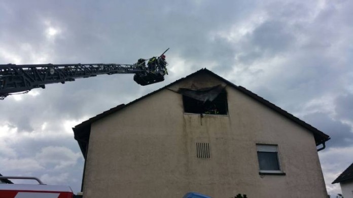 Am 27.07.15 brannte im Bergfeld in Wörth ein Mehrfamilienhaus