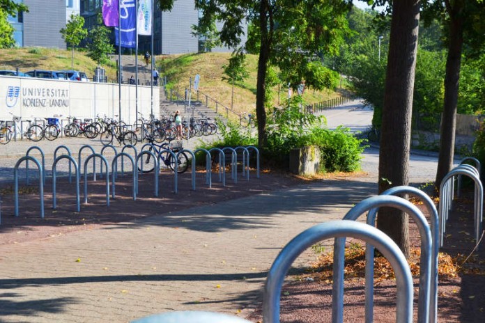 Verbesserung für Fahrradfahrer: 31 neue Fahrradbügel an der Uni konnten kurzfristig installiert werden