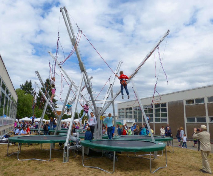Besonders beliebt bei den Kindern: das Bungee-Trampolinspringen