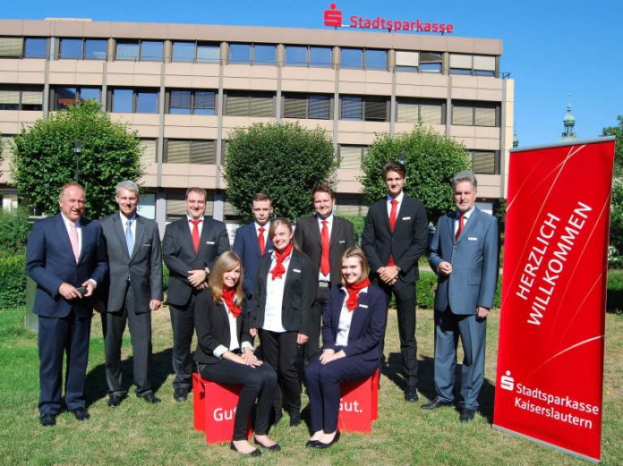 Karl-Heinz Dielmann, Vorstandsvorsitzender der Stadtsparkasse Kaiserslautern (links), Personalleiter Thomas Müller und Bernd Waibel, Ausbildungsleiter und Werner Stumpf, Vorstandsmitglied der Stadtsparkasse Kaiserslautern (rechts) mit den Berufsstartern.