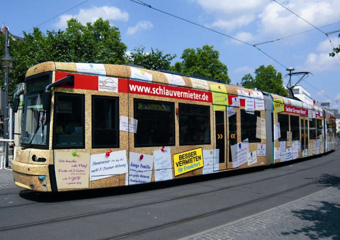 Straßenbahn wirbt für die Aktion 'Schlauvermieter'
