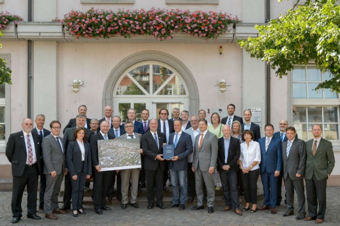 Oberbürgermeister Dr. Eckart Würzner und Axel Kunze, Vorstandsmitglied der Bundesanstalt für Immobilienaufgaben, mit Vertretern der Stadt Heidelberg, des Gemeinderats, des Bündnisses für Konversionsflächen und der BImA
