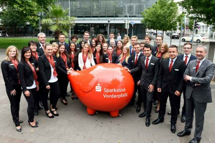 Die neuen Azubis der Sparkasse Vorderpfalz. Begrüssung durch die Vorstände Elke Rottmüller (3.v.l.) und Thomas Traue (r.), dem Leiter des Personalmanagements Thomas Bull (4.v.l.) sowie Ausbildungsleiterin Tatjana Kamrad (l.).