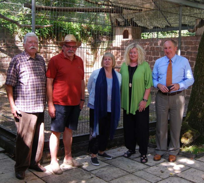 v.l.n.r. Karl Aulenbacher, Heinz Steiner und Karin Patock vom Verein für Vogelschutz mit Karl-Heinz Dielmann und Karin Decker