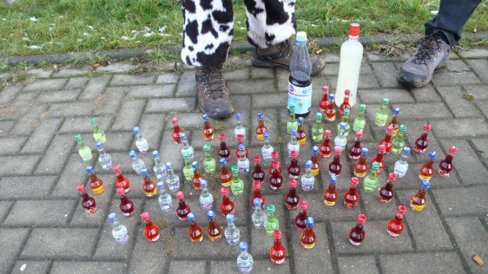 Ein Großteil der Befragten war nach eigenen Angaben bereits vor dem 18. Lebensjahr mindestens ein Mal im Monat übermäßig alkoholisiert unterwegs