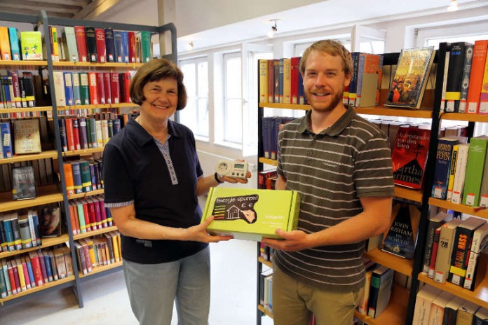 Präsentation eines Energiespar-Leihgeräts, hier in der Bibliothek Meisenheim