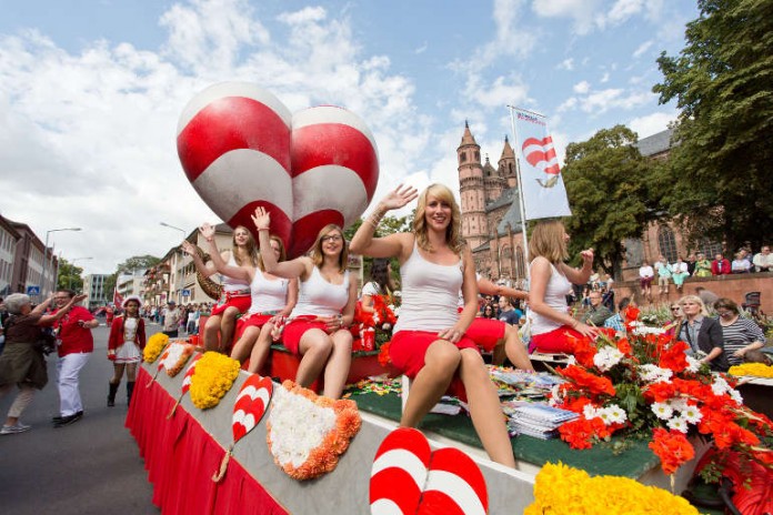 Festwagen des Wormser Carneval Clubs (Archivfoto2014)
