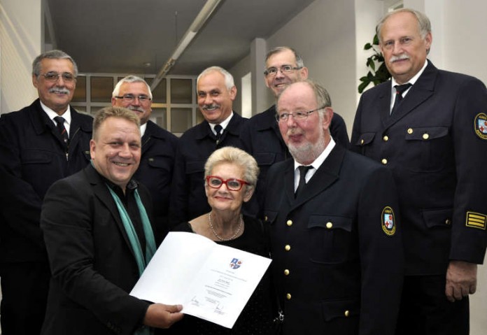 Ernst Männl und Frau mit Kreisbeigeordneten Matthias Schimpf