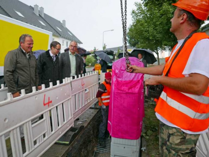 Stadtrat Jan Schneider begutachtet Breitbandausbau mit Gerhard Schäfer und Matthias Mehl