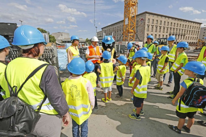 Rund 20 interessierte Kinder nahmen heute an der Kinderführung zur Kombilösung am Ettlinger Tor teil