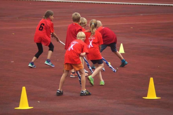 Hockey ist eine der Sportarten, die die jungen Teilnehmerinnen und Teilnehmer beim Kids-Feriencamp des Instituts für Sportwissenschaft auf dem Gutenberg-Campus ausprobieren können