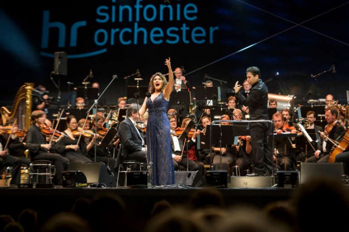 Solistin Olga Peretyatko beim Open Air des hr-Sinfonieorchesters 2015