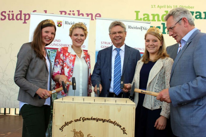 v.l.: Pfälzische Weinkönigin Laura Julier, Deutsche Weinkönigin Janina Huhn, SGD-Präsident Hans-Jürgen Seimetz, Rheinhessische Weinkönigin Isabelle Willersinn, Vorstandsvorsitzende Rheinhessenwein e.V. Thomas Schätzel
