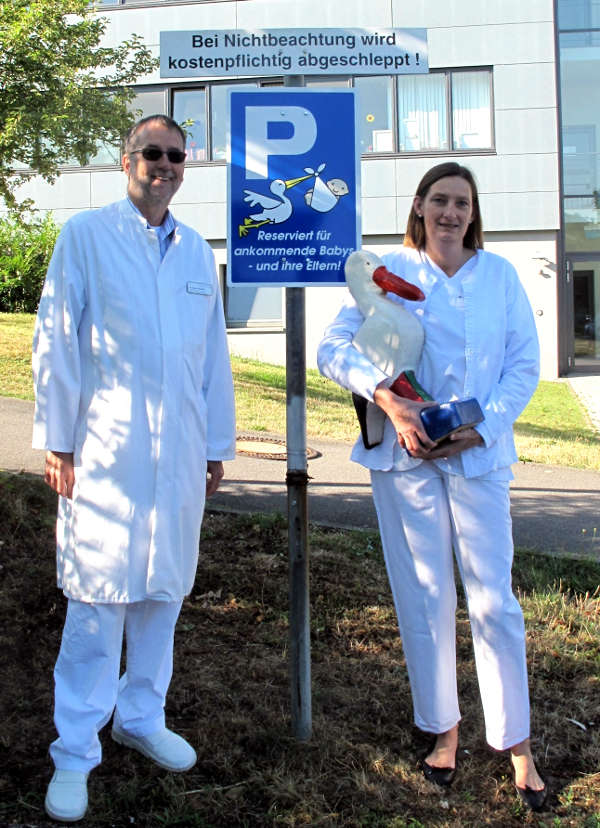 Chefarzt Dr. Klaus Hahnfeldt stellte mit der Leitenden Hebamme Regina Zepf den neuen Parkplatz am Standort Mosbach vor