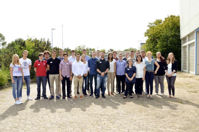 26 junge Menschen absolvieren ihre Ausbildung im kaufmännischen oder technischen Bereich oder studieren an der Dualen Hochschule
