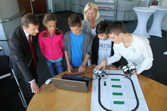 Der Technische Geschäftsführer von VBK und AVG Ascan Egerer (links) und die Leiterin der Personalabteilung, Dr. Brigitte Unger (3.v.r.), statteten den Teilnehmern des Roboterkurses kürzlich einen Besuch ab