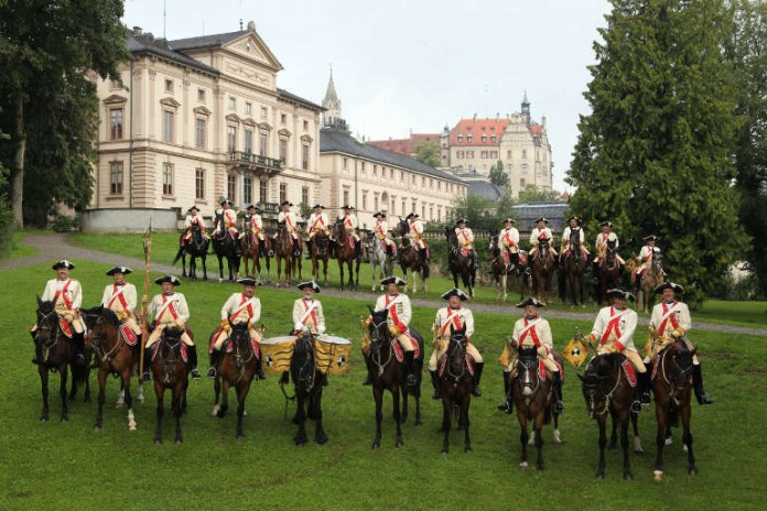 Historische Gruppen aus allen Teilen von Baden-Württemberg präsentieren sich in der Ausrichterstadt der diesjährigen Heimattage (Hohenzoller Kürassiere)