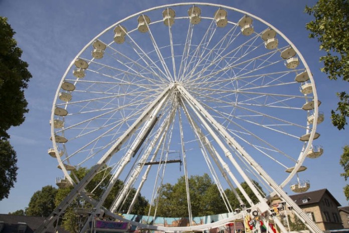 Ein 33 Meter hohes Riesenrad steht auf dem Kolonieparkplatz in der Anilinstraße