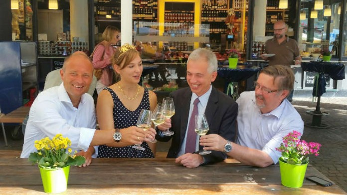 OB Peter Feldmann mit Thomas Feda, Weinkönigin Katharina Fladung und Peter Seyffardt