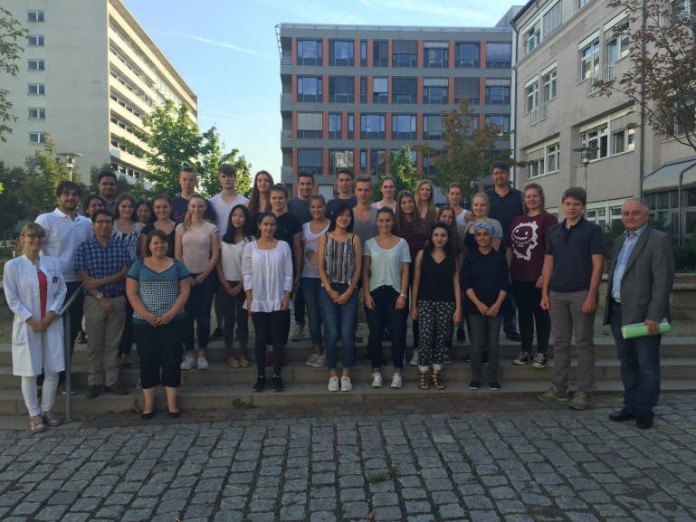 Univ. Prof. Dr. Stephan Letzel (1.v.r. ganz vorne), das Projektteam um Programmleiter Dr. Volker Lennerz (3. Reihe, 1.v.r.) und die Teilnehmer der 9. SommerUni Biomedizin und Immunologie