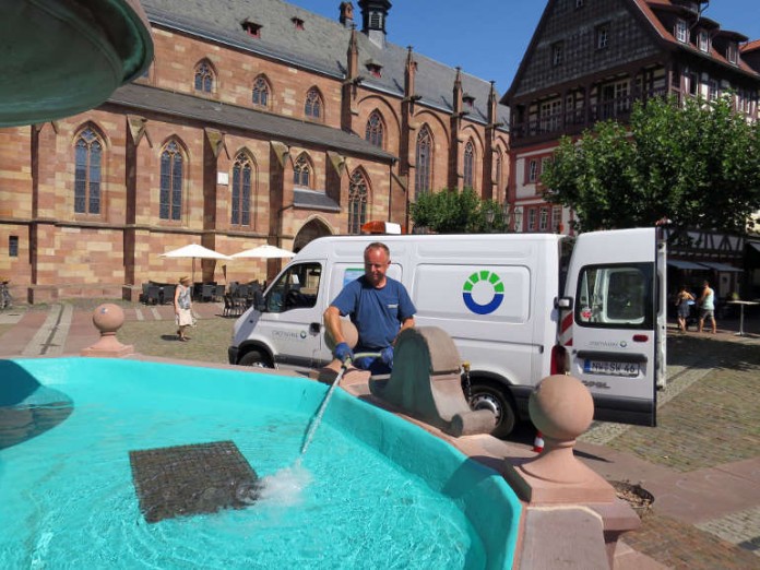Stefan Koch füllte den Marktbrunnen mit frischem Wasser