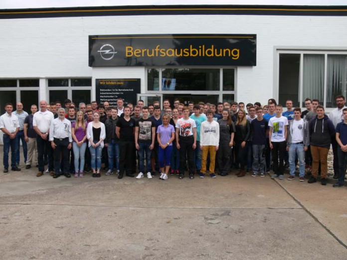 Erster Arbeitstag für 35 junge Menschen im Opel-Werk