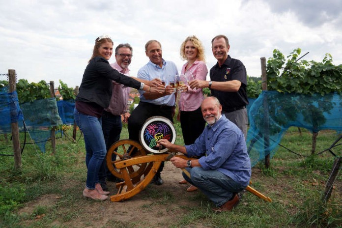 Pressefoto mit Weinfass (v.l.): Weinprinzessin Julia II., Marktleiter Roland Poh, Bürgermeister Wolfgang Lutz, Deutsche Weinkönigin Janina Huhn, Winzermeister Kurt Freund, Beigeordneter Gerd Ester