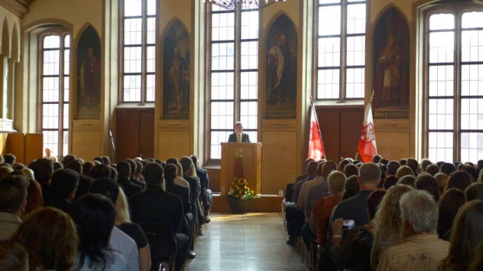 OB Peter Feldmann hält Rede bei Einstellungsfeier