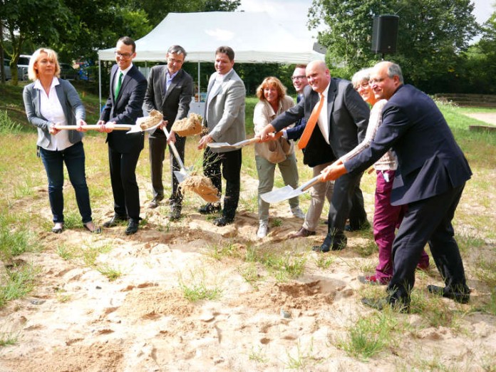 Stadtrat Jan Schneider bei Spatenstich für neue Modulbau-Kita, Zeilsheim