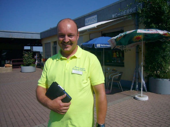 Bademeister Bertram Schmitt und sein "Tagebuch der zwo Bademeschter" im Strandbad Waidsee in Weinheim