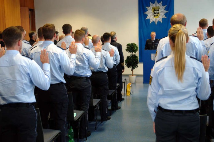 98 Polizisten wurde am 1. September vom Leitenden Polizeidirektor Manfred Häffner in der Bruchsaler Bereitschaftspolizeidirektion vereidigt