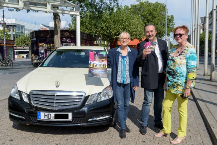 Die Kooperationspartner des Frauen-Nachttaxis (v.l.): Dörthe Domzig, Leiterin des Amtes für Chancengleichheit, Michael Käflein, Geschäftsführer der Funktaxi-Zentrale Heidelberg, und Ellen Wirth, Unternehmerin und Fahrerin bei der Funktaxizentrale