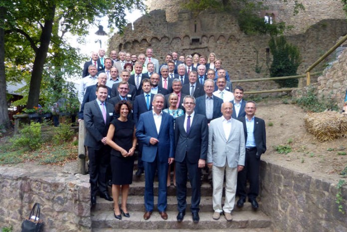 Die Verabschiedung von Landrat Wilkes aus dem Gesellschafterkreis und dem Aufsichtsrat der WFB Gesellschafter und Beiräte der Wirtschaftsregion Bergstraße / Wirtschaftsförderung Bergstraße GmbH (WFB) fand am vergangenen Mittwoch auf Schloss Auerbach statt