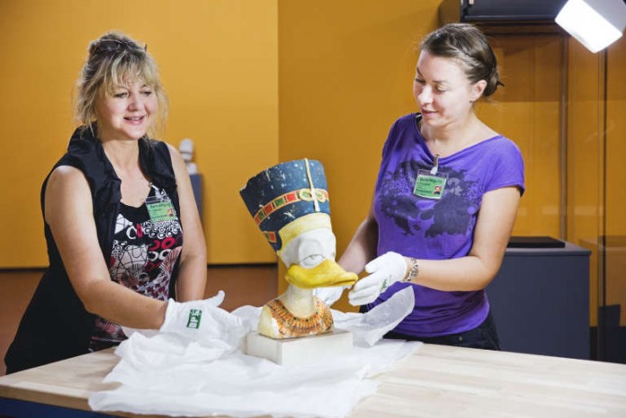 Die Auspackaktion der Büste der Duckfretete wurde von Anke Doepner, Geschäftsführerin von interDuck (links), und der Kuratorin Dr. Sarah Nelly Friedland begleitet