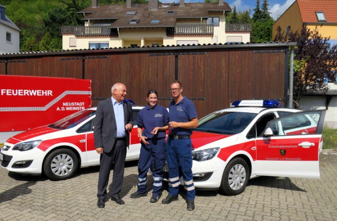 Oberbürgermeister Löffler überreicht Carla Bernius und Alexander Zeitler die Autoschlüssel