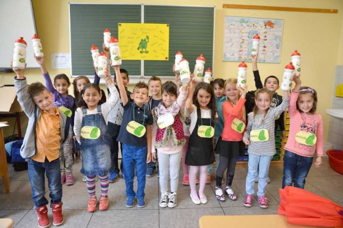 Diese 15 Schulanfänger der Goetheschule Nord freuen sich über die TWL-Trinkflaschen – genauso wie die 1.600 anderen Ludwigshafener Erstklässler