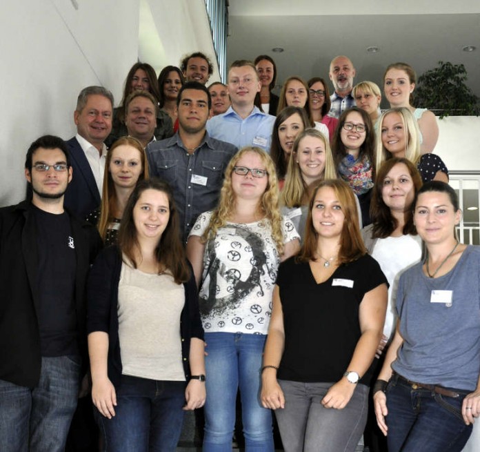 Landrat und Behördenleiter Matthias Wilkes und sein Stellvertreter Matthias Schimpf begrüßen die Auszubildenden im Landratsamt. Glückwünsche erhielten die acht jungen Menschen, die ihre Ausbildung erfolgreich abgeschlossen haben