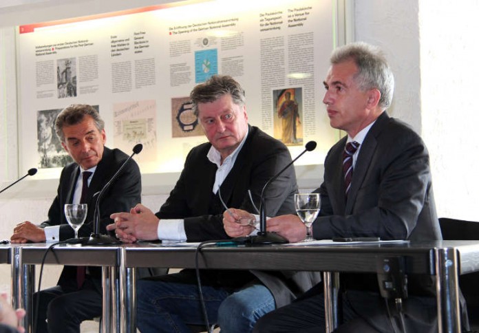 OB Peter Feldmann, Johnny Klinke und Michel Friedman bei der Pressekonferenz zu 'Frankfurt hilft. Herzlich willkommen'