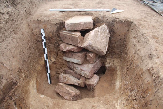 Neuzeitliche Architekturelemente aus Buntsandstein, die in einen Schacht entsorgt wurden. Die Steine stammen möglicherweise von Gernsheimer Gebäuden, die während kriegerischer Ereignisse zerstört wurden