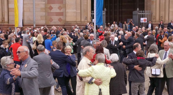 Der Hochzeitswalzer der Ehejubilare vor dem Dom