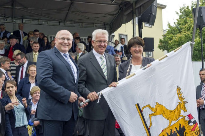 Die Fahne der Heimattage wurde von Ministerpräsident Winfried Kretschmann an Udo Glatthaar, den Oberbürgermeister von Bad Mergentheim weitergegeben, die im nächsten Jahr Ausrichterstadt sein wird