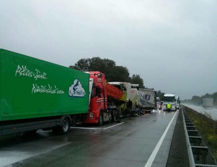 Auffahrunfall mit vier beteiligten Lastwagen